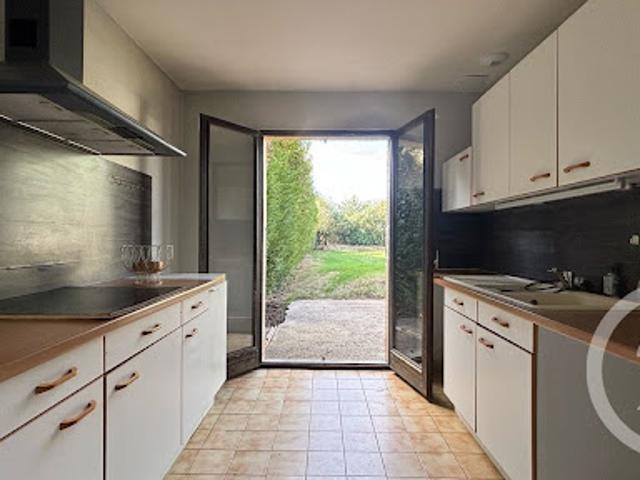 Maison vente à Évreux, L'habit