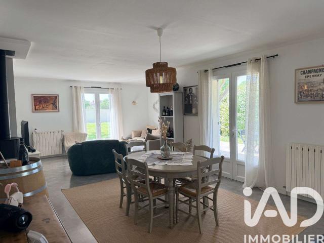 Maison vente à Cognac, Salles-d'angles