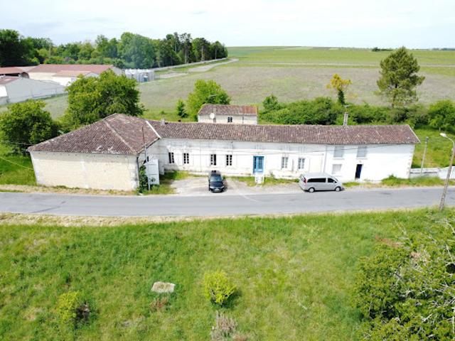 Maison vente à Cognac, Salles-d'angles