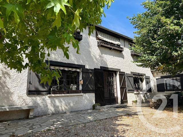 Maison vente à Évreux, L'habit
