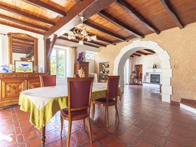 Maison vente à Saint-Jean-d'Angély, Bords