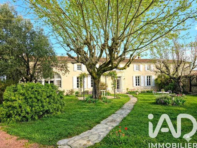 Maison vente à Cognac, Salles-d'angles