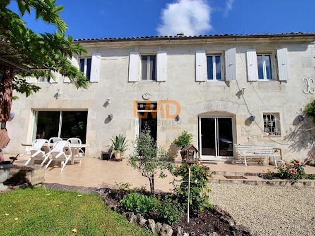 Maison vente à Cognac, Salles-d'angles