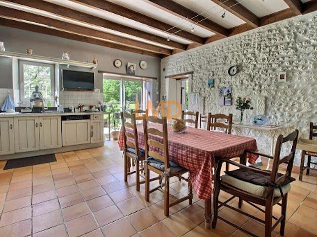 Maison vente à Cognac, Salles-d'angles