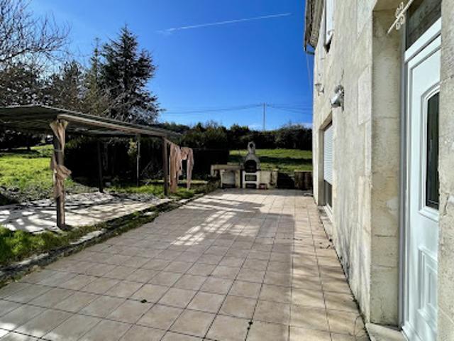 Maison vente à Cognac, Salles-d'angles
