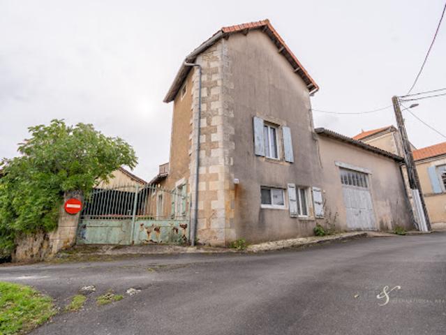 Maison vente à Confolens, Saint-angeau
