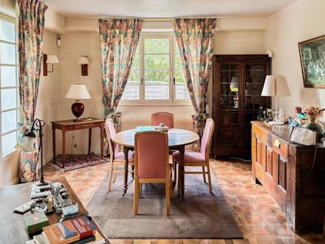 Maison vente à Versailles, Plaisir
