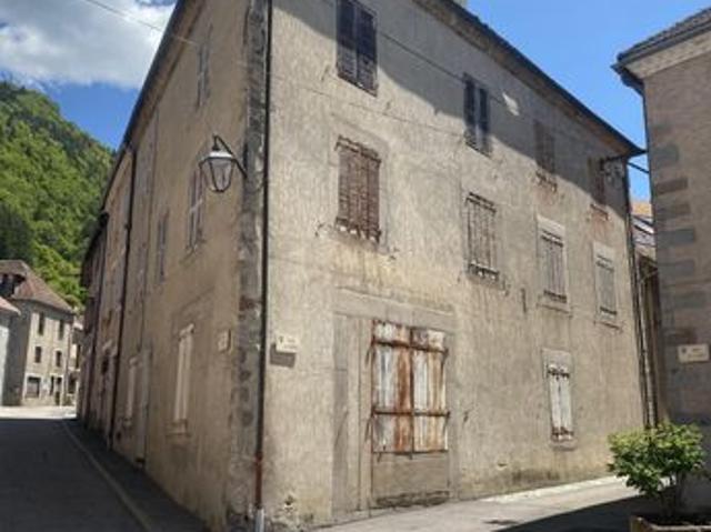 Maison vente à Grenoble, Corps