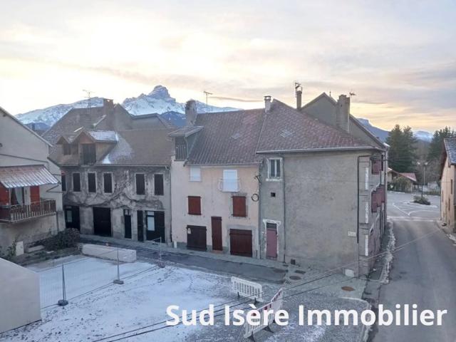 Maison vente à Grenoble, Corps