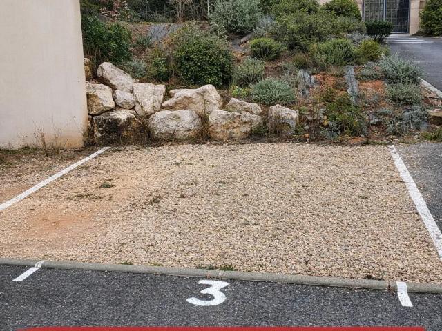 Garage vente à Les Plantiers II, Éguilles
