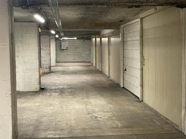 Garage vente à Paris 7e Arrondissement, Paris