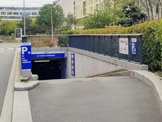 Garage vente à Quartier Bords et Val de Seine / Les Arches, Issy-les-Moulineaux