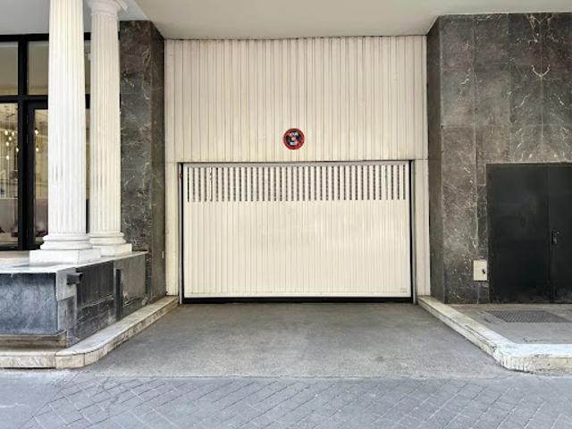 Garage vente à Paris 8e Arrondissement, Paris