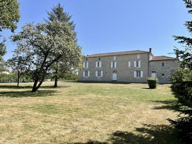 Maison vente à Confolens, Saint-groux
