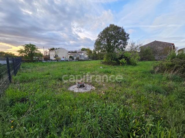 Terrain vente à Saint-Jean-d'Angély, La Vergne