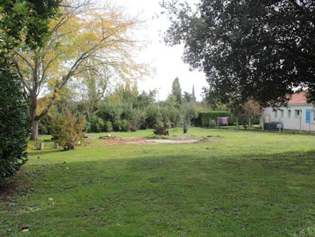 Terrain vente à Jonzac, Saint-genis-de-saintonge