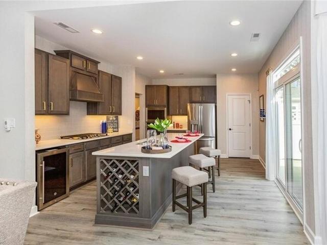 Condo for sale in Suffolk