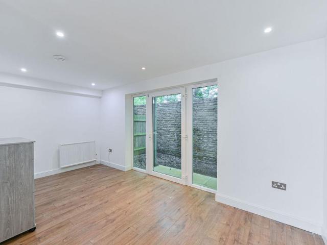 Apartment for rent in London Borough of Merton, Mitcham