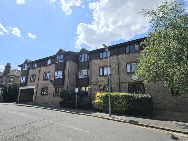 House for rent in Rush Green, Greater London
