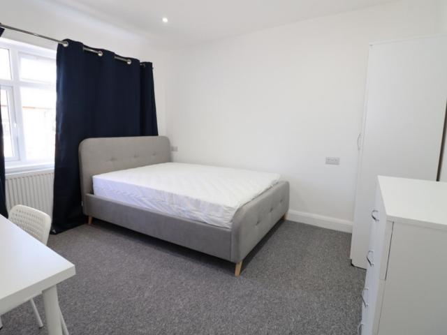 Room for rent in London Borough of Ealing, Perivale