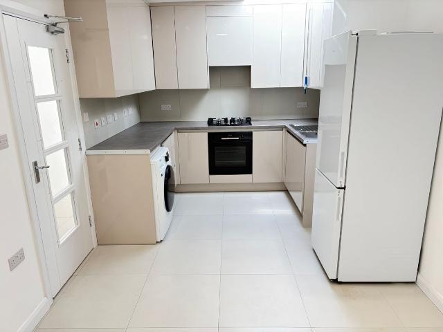 Apartment for rent in London Borough of Ealing, Park Royal