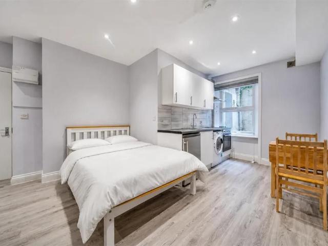 Studio for rent in Earl's Court, Greater London