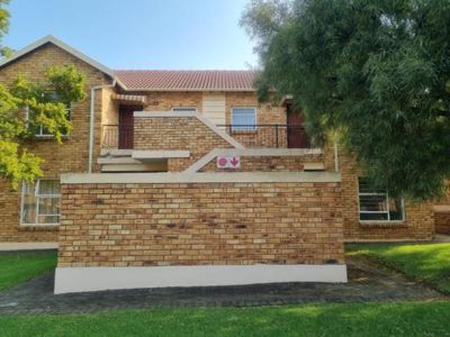 Apartment for rent in Johannesburg Ward 97, Roodepoort