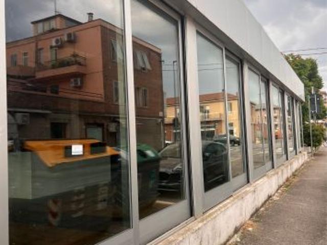 Locale Commerciale in affitto a Ferrara, Reggio Emilia