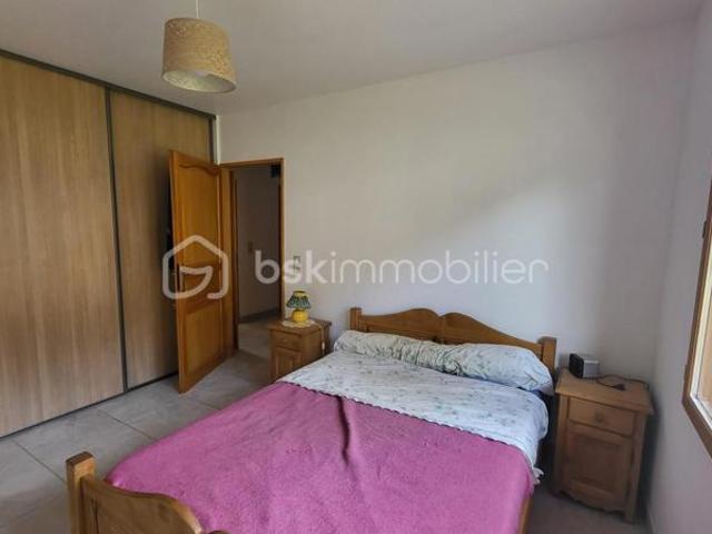 Maison vente à Grenoble, Corps