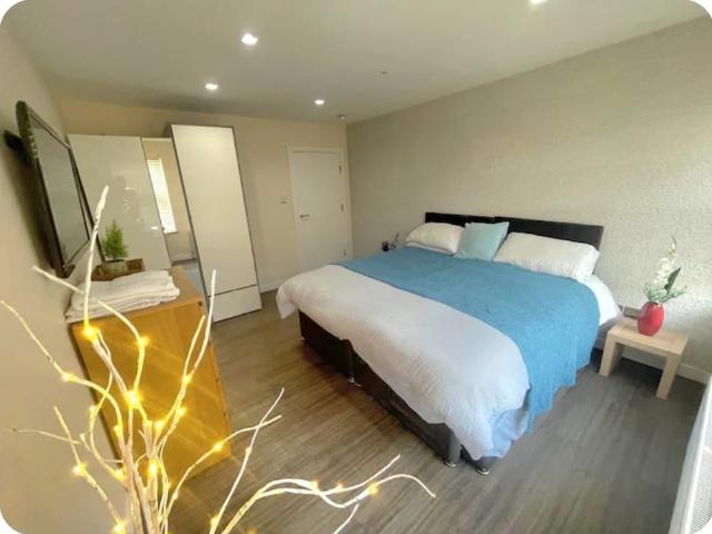 Apartment for rent in Vicarage Farm, Greater London