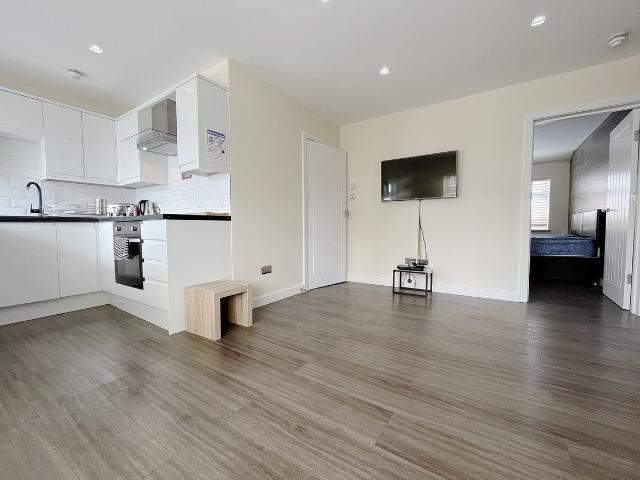 Room for rent in Beavers, Greater London