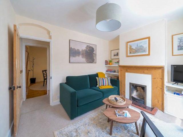 Townhouse for rent in The Slade, Oxfordshire