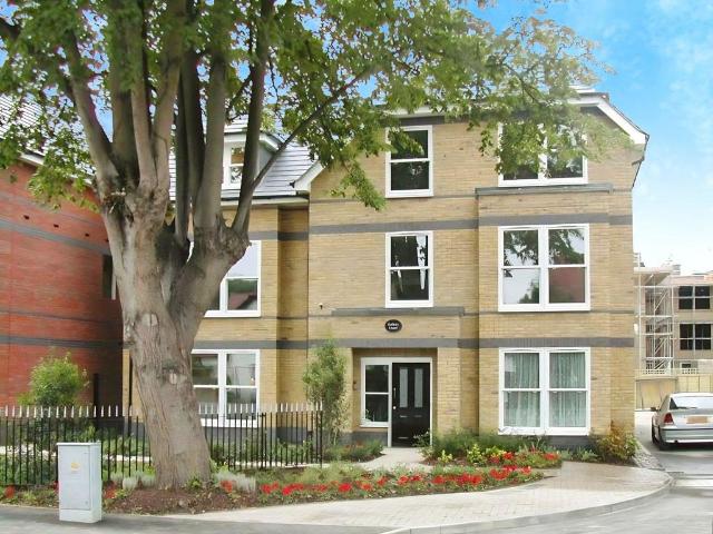 Apartment for rent in Row Town, Surrey