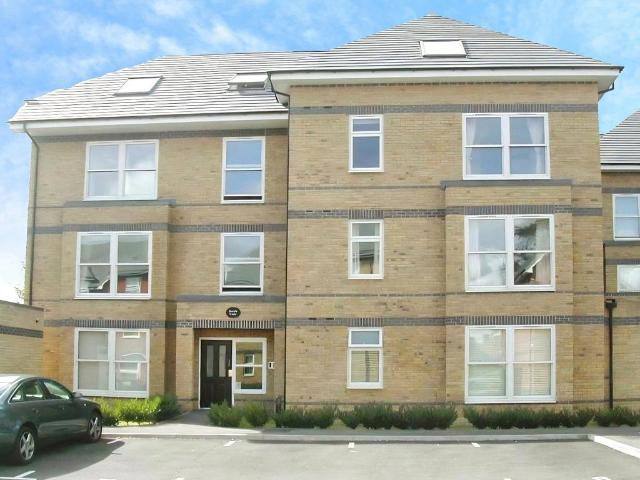Apartment for rent in Row Town, Surrey