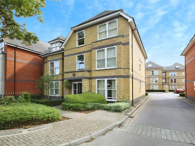 Apartment for rent in Row Town, Surrey