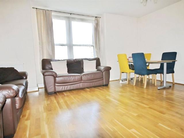Apartment for rent in Row Town, Surrey