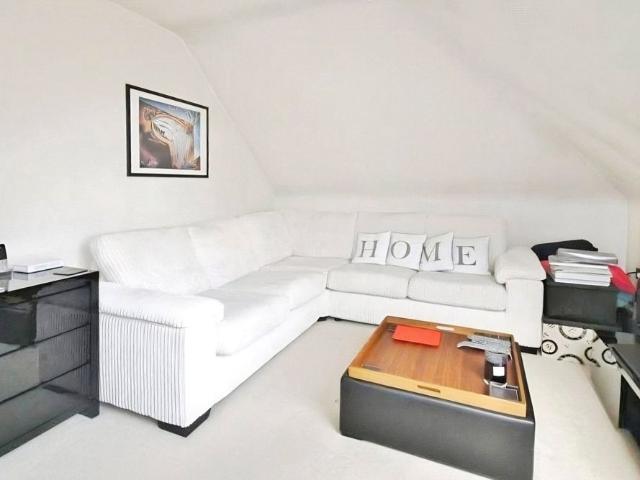 Apartment for rent in Row Town, Surrey