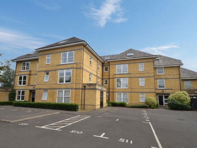 Apartment for rent in Row Town, Surrey