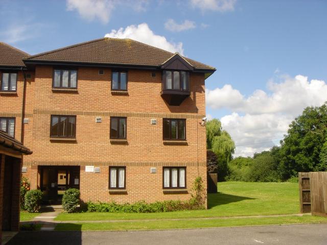 Apartment for rent in Colnbrook with Poyle, Slough
