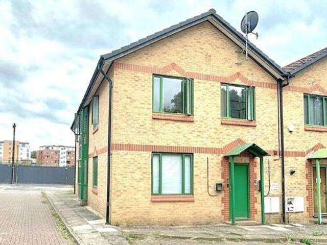 House for sale in Heol-las, Surrey