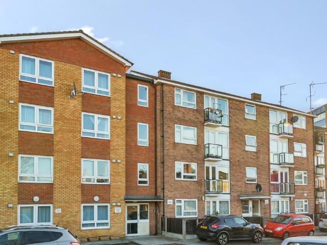 Apartment for rent in Plashet, Greater London