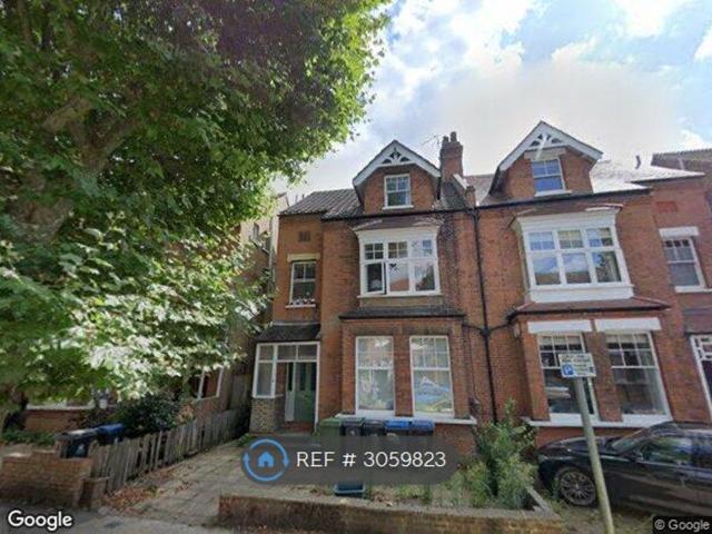 Apartment for rent in Seething Wells, Greater London