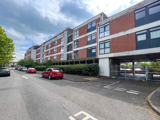 Apartment for rent in Blackhills, Surrey