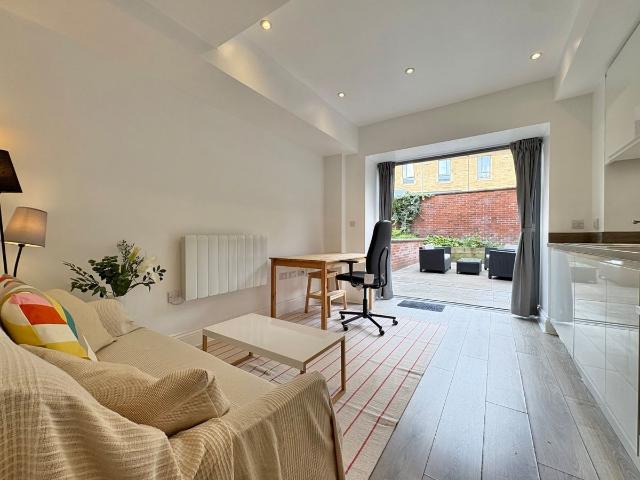 Studio for rent in Hyde Park, West Yorkshire