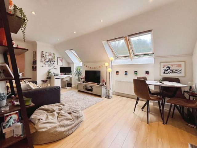 Apartment for rent in Row Town, Surrey