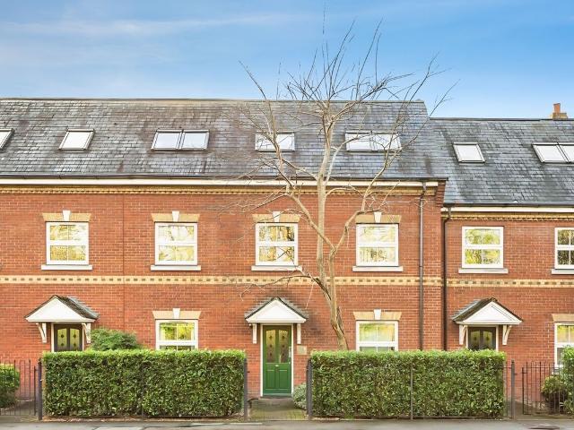 Apartment for rent in Row Town, Surrey