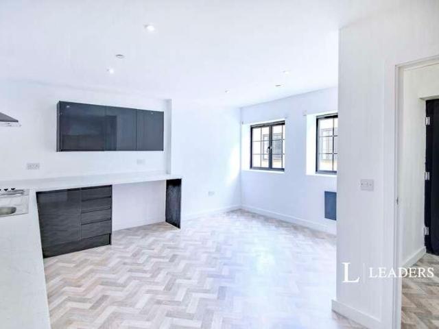 Townhouse for rent in Alton Barnes, Essex