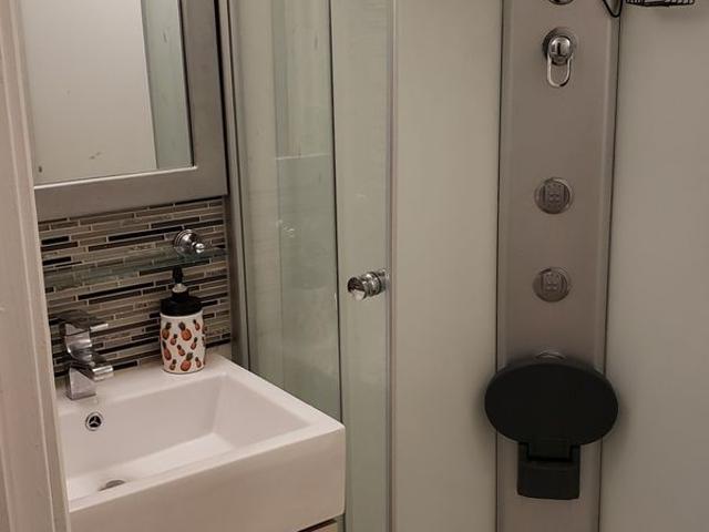 Room for rent in Saanich, British Columbia