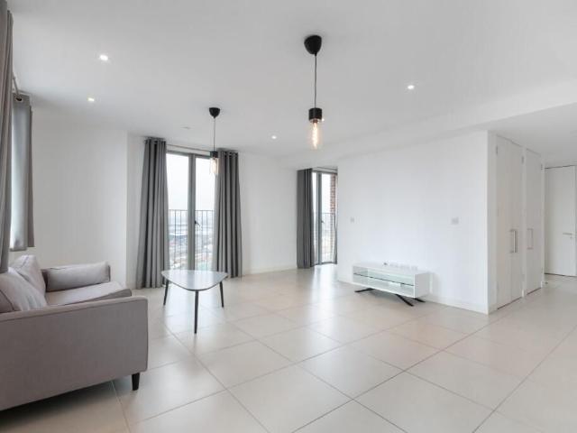 Apartment for rent in London Borough of Ealing, Park Royal