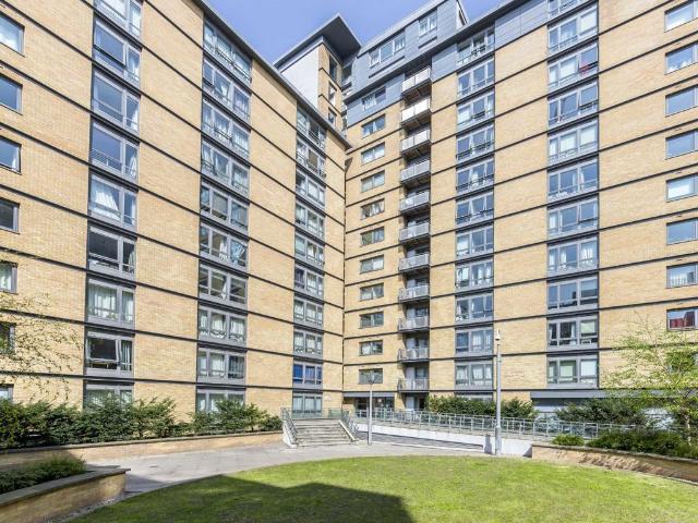 Apartment for rent in London Borough of Ealing, Park Royal